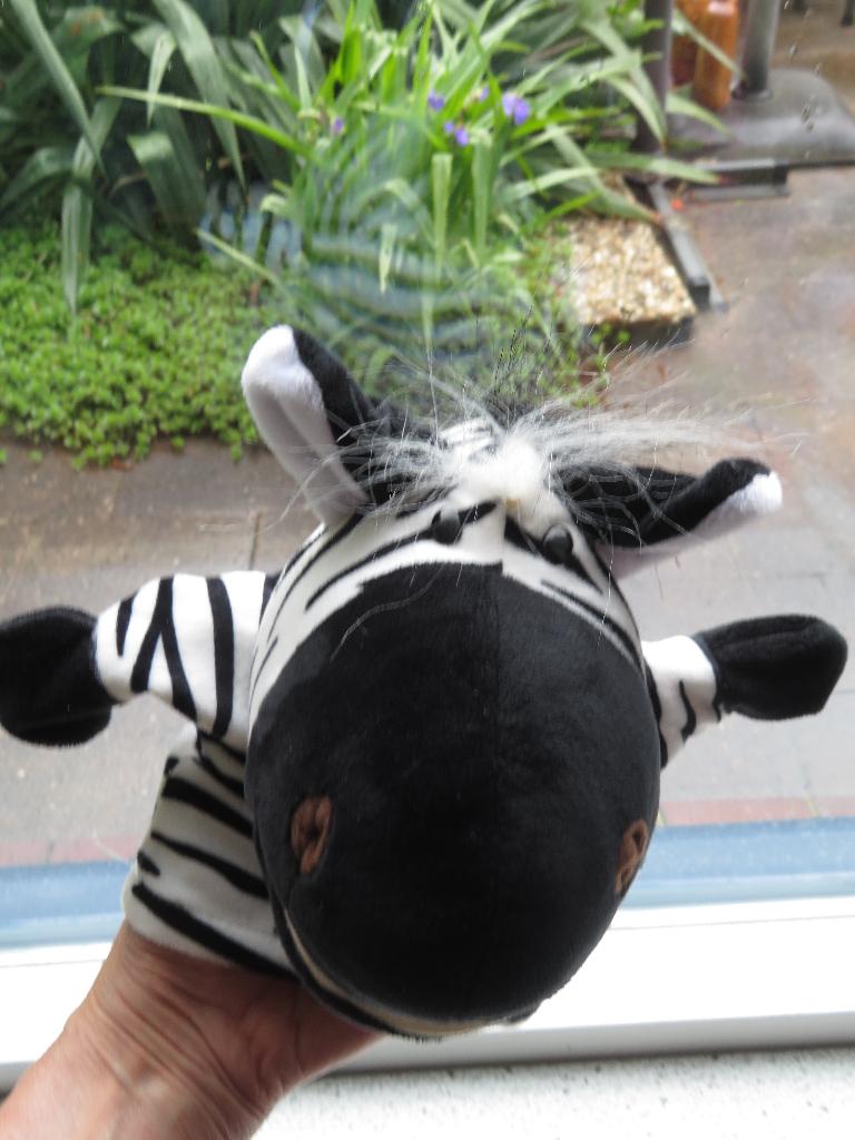 Handpop Zebra poppenkastpop meet ca 25 cm, Ophalen of Verzenden, Zo goed als nieuw, Overige typen, Middelgroot (20 tot 80 cm)
