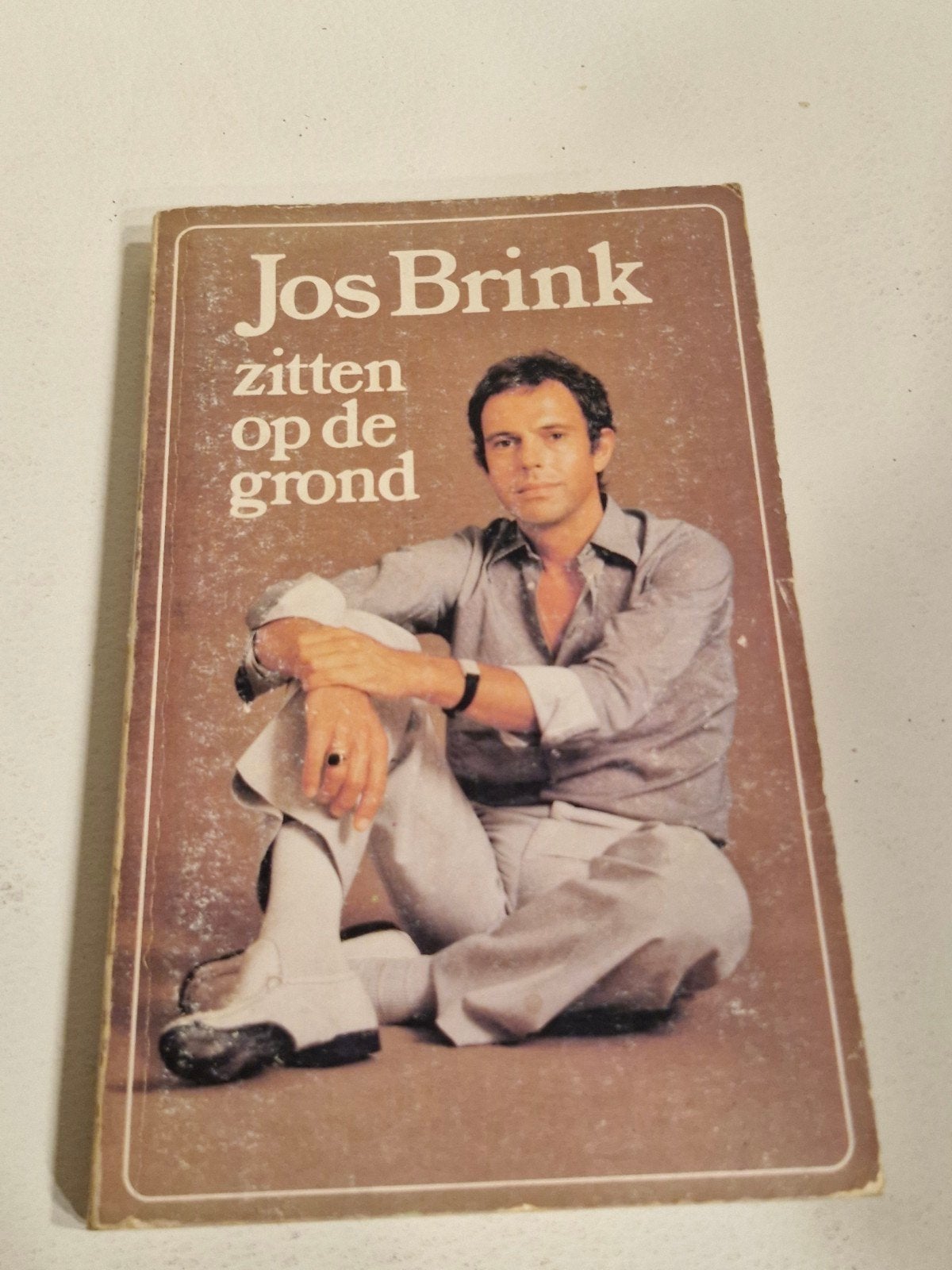 Jos Brink - Zitten op de grond (Televoek bv - Amsterdam), Boeken, Ophalen of Verzenden, Gelezen, Jos Brink, Nederland
