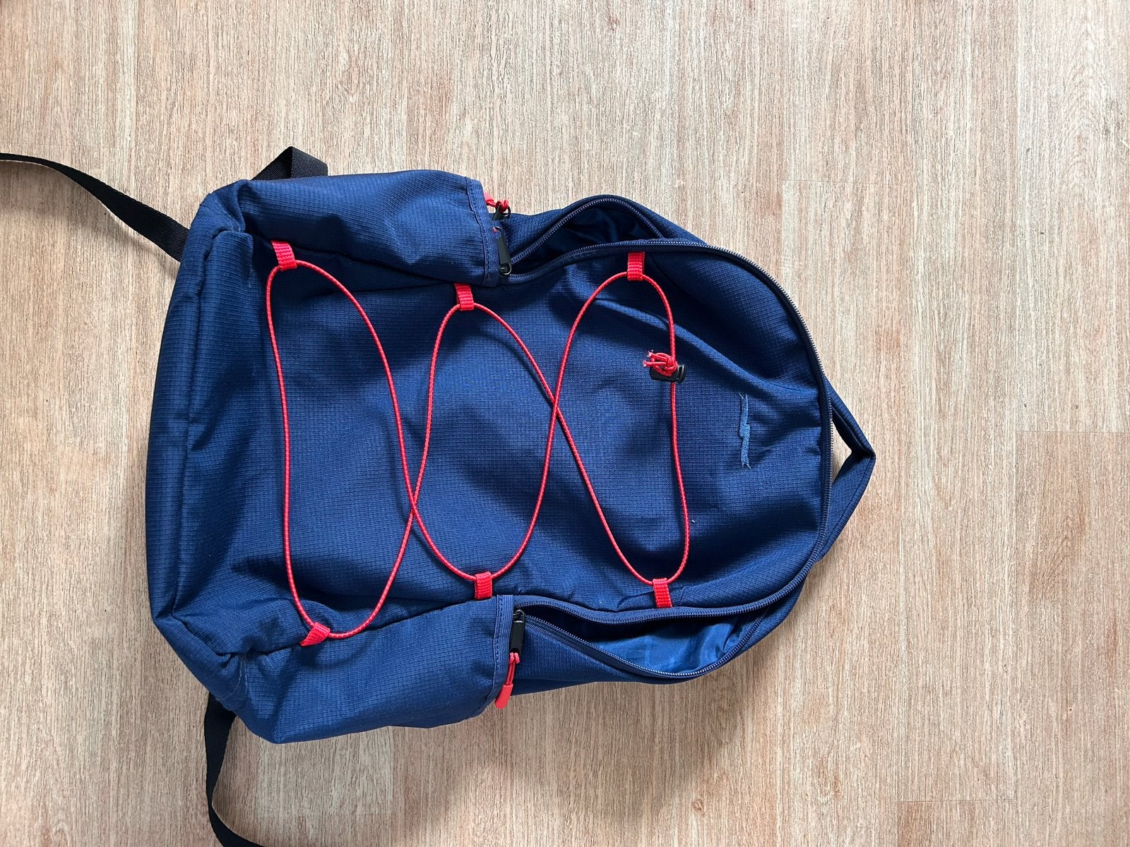 Donkerblauwe rugzak met rode accenten,postcode loterij, Sieraden, Tassen en Uiterlijk, Ophalen of Verzenden, Zo goed als nieuw
