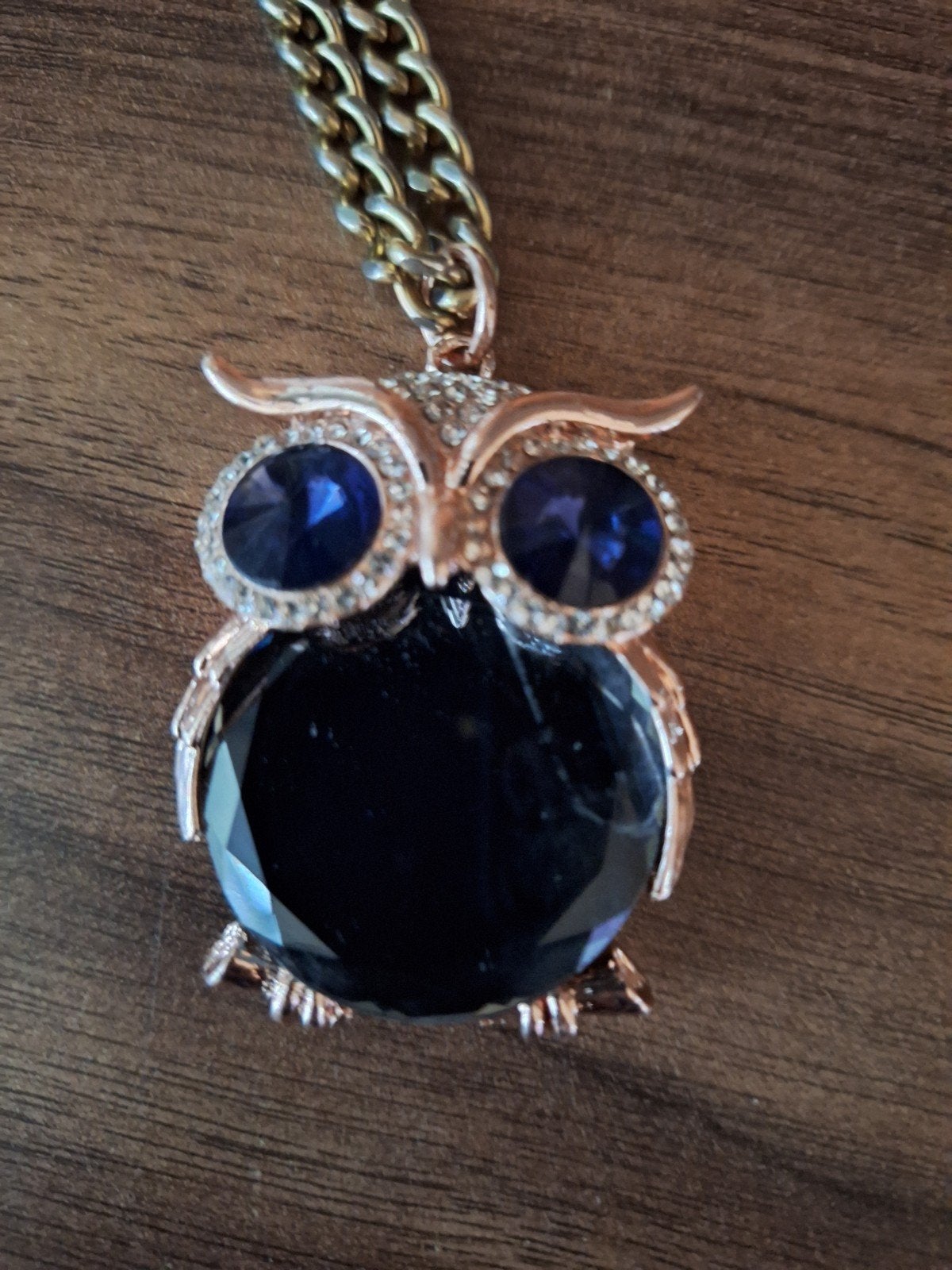 Goudkleurige ketting met hanger met uil met steentjes., Ophalen of Verzenden, Zo goed als nieuw, Goud, Overige materialen