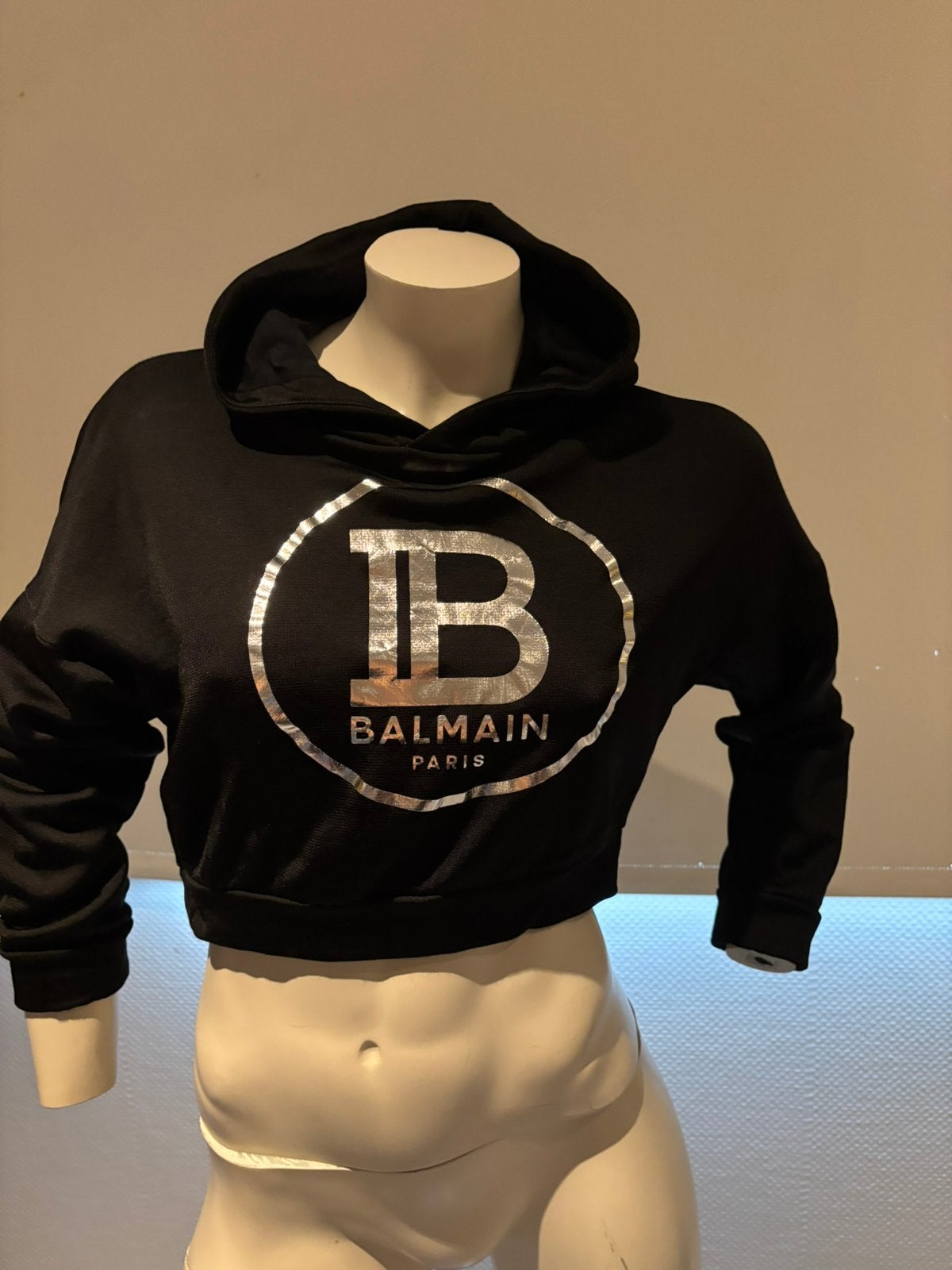 Balmain korte sweater met zilverkleurig embleem 10 jaar., Ophalen of Verzenden, Zo goed als nieuw, Meisje, Trui of Vest