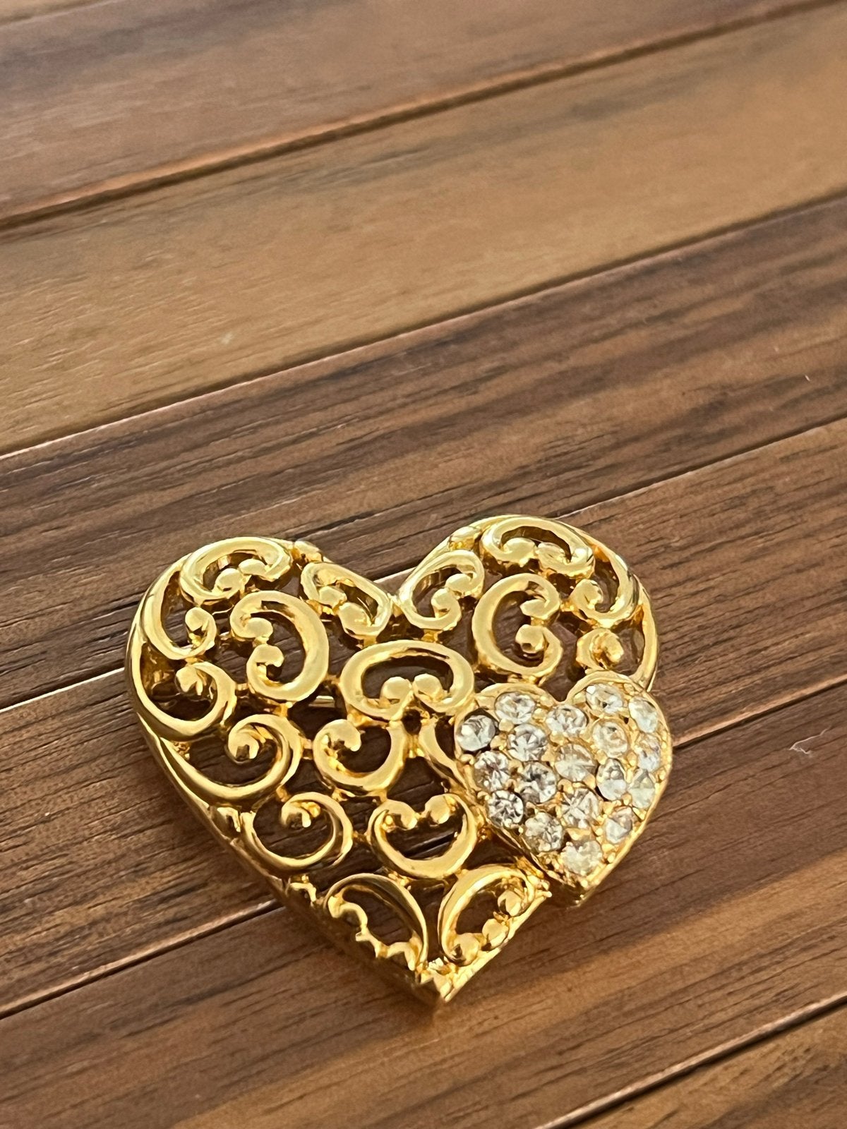 Vintage MONET Dubbel Hart Broche Goudkleurig met Strass, Sieraden, Tassen en Uiterlijk, Overige materialen, 4 tot 7 cm, Gebruikt