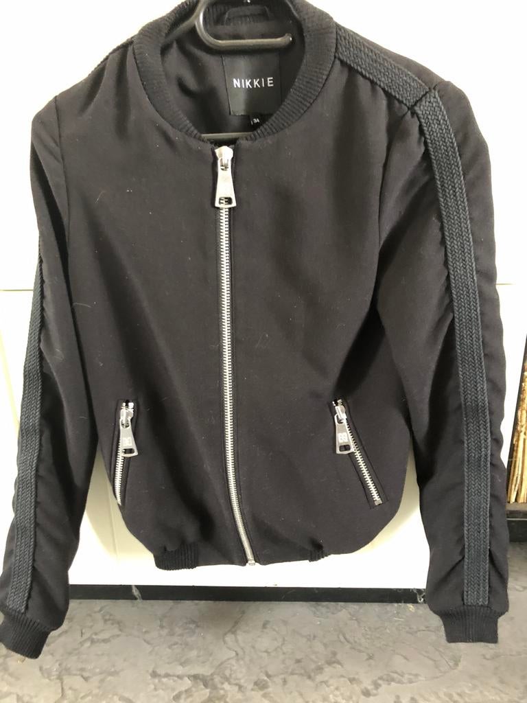 Zwart kort jack van nikkie( plessen) bomber model, Kleding | Dames, Jassen | Zomer, Zo goed als nieuw, Maat 34 (XS) of kleiner