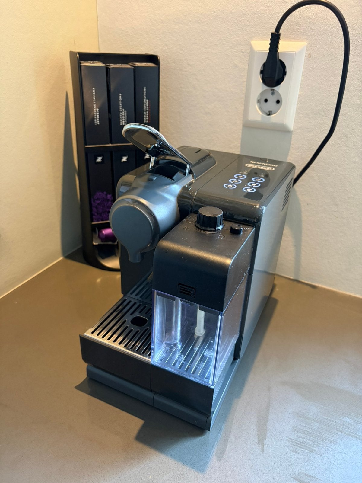 Nespresso DeLonghi Lattissima Touch, Ophalen, Zo goed als nieuw, Koffiemachine