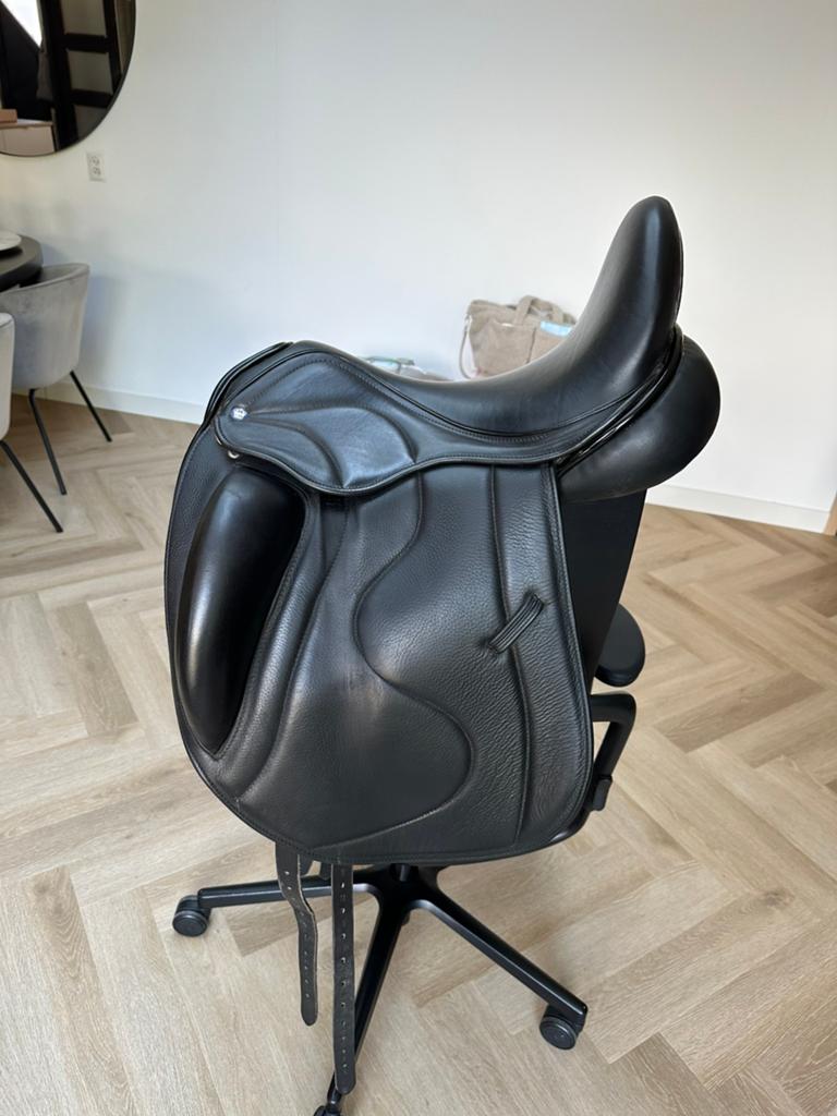KM Custom zadel lak/glitter 17,5 inch, Dieren en Toebehoren, Paarden en Pony's | Zadels, Zo goed als nieuw, Dressuur, Ophalen