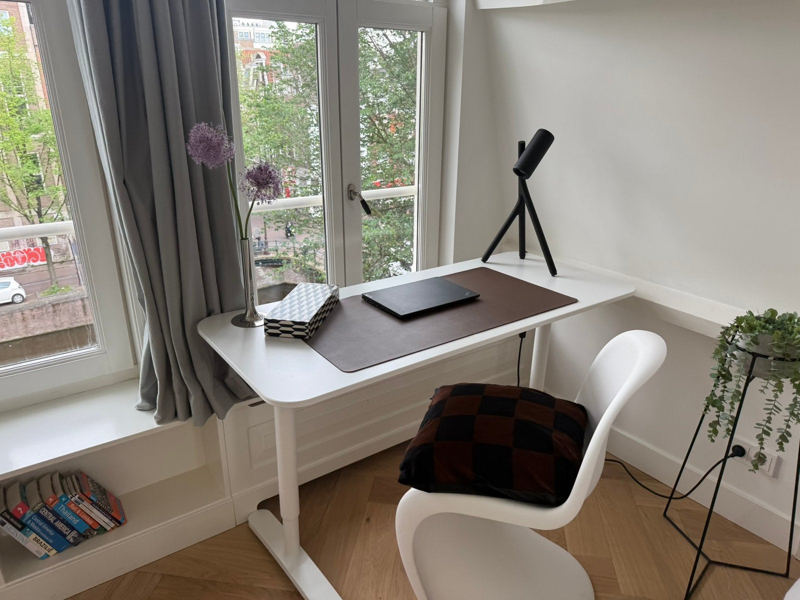 IKEA Bureau wit, Ophalen, Spaanplaat of MDF, In hoogte verstelbaar, Zo goed als nieuw