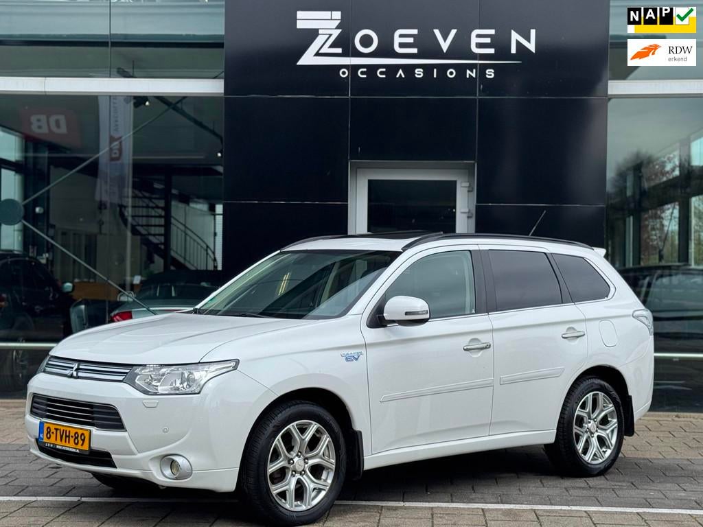 Mitsubishi Outlander Mitsubishi Outlander PHEV 2014 · Stand, Zwart, 4 cilinders, Wit, Vierwielaandrijving