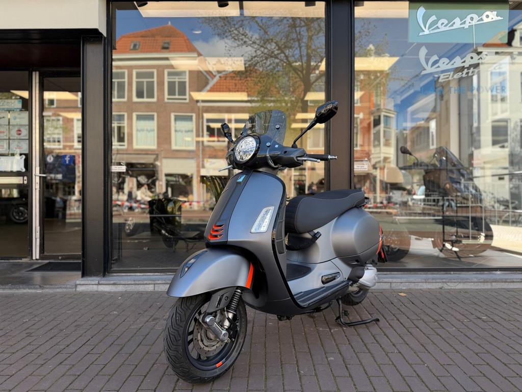 Vespa GTS 300 SuperSport HPE Euro 5 | 2024 | MATGRIJS | 5124, Gedempte oude gracht 112
2011GW  Haarlem, NL, Scooter, Vespa, 278 cc