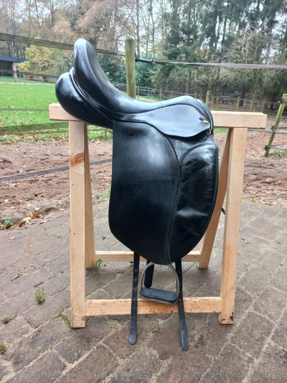 Hulsenbos dressuurzadel, 17,5 inch, Ophalen, Zo goed als nieuw, Dressuur