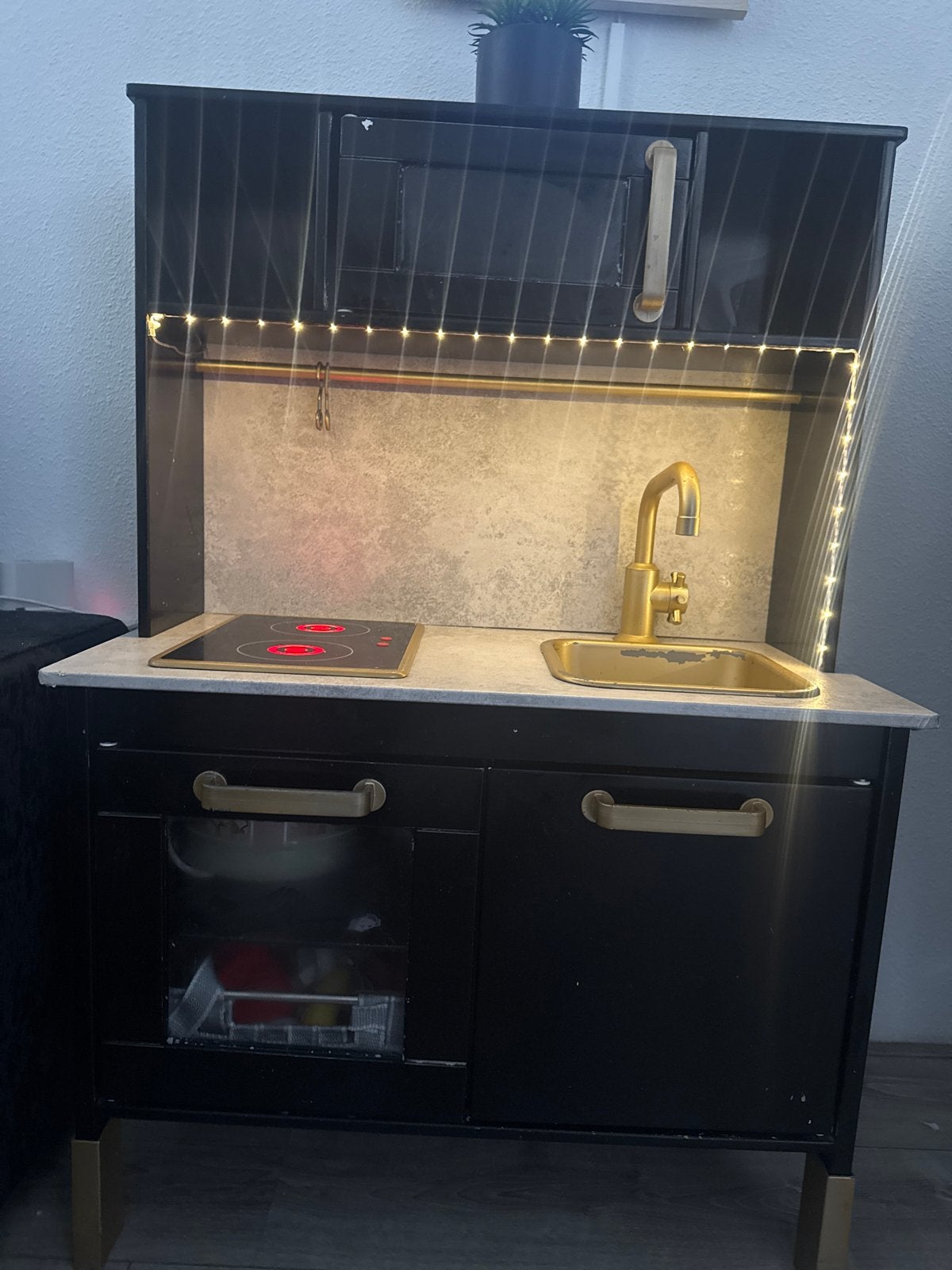 Zwarte speelkeuken met gouden details en verlichting, Ophalen, Gebruikt, Hout, Speelkeuken