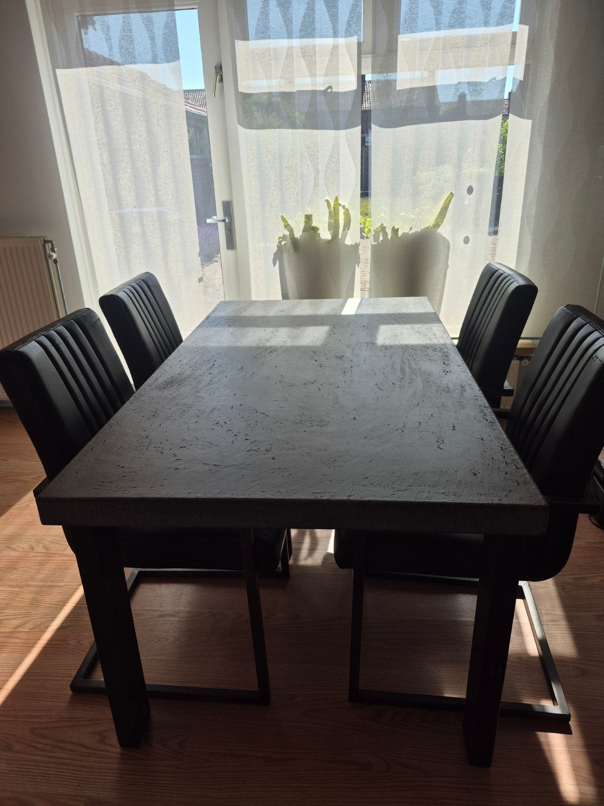 Eettafel met 4 stoelen - Tafel als nieuw, stoelen gebruikt, Ophalen