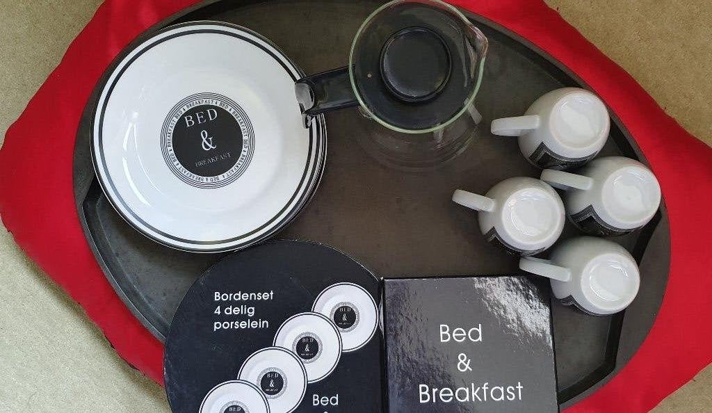 B&B set: borden + kopjes + dienblad +tosti grill+strijkplank, Nieuw, Ophalen of Verzenden, Overige stijlen, Porselein