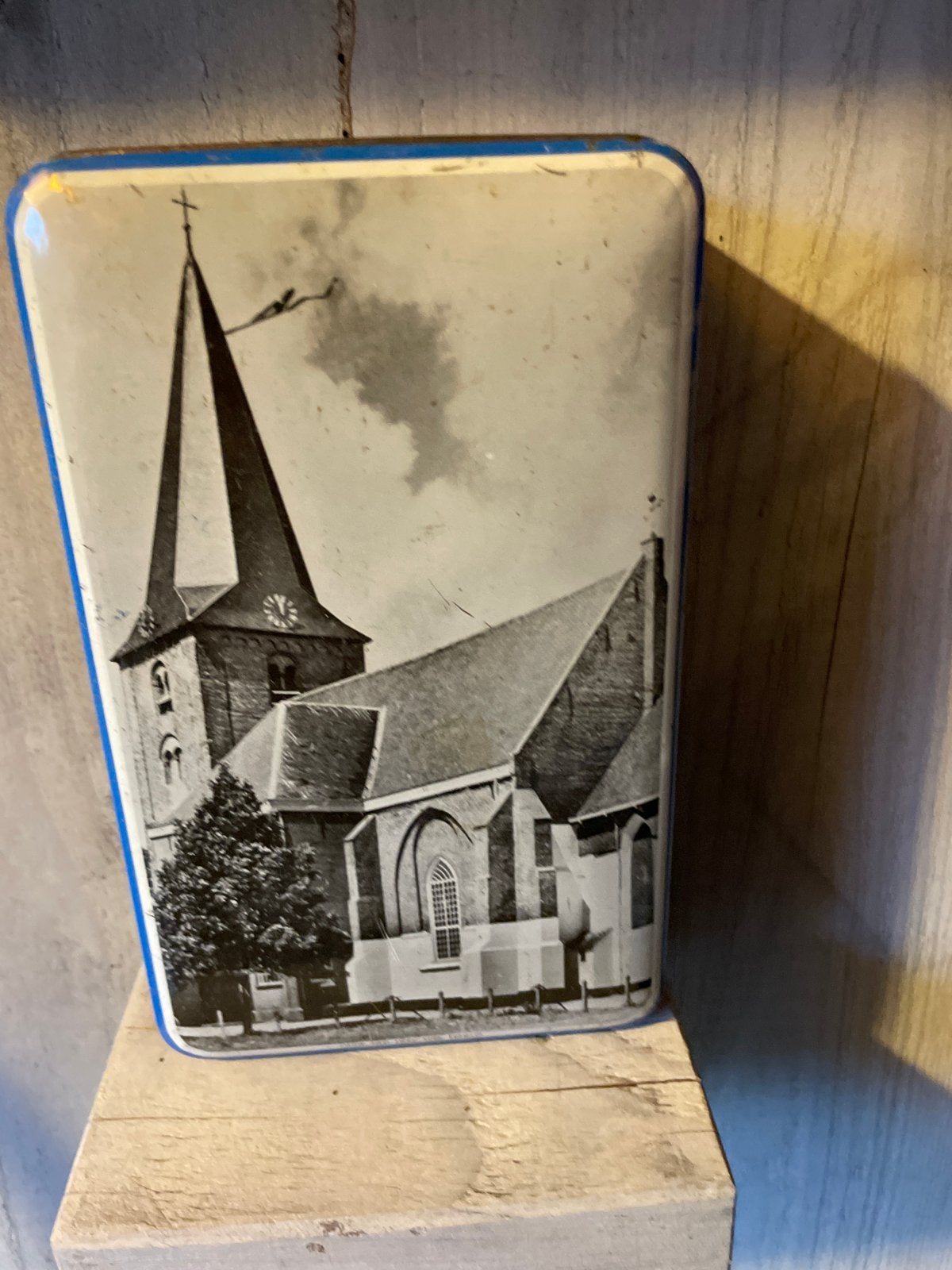 Vintage blikken trommel met kerk afbeelding, Ophalen of Verzenden, Gebruikt, Koek(jes), Overige merken