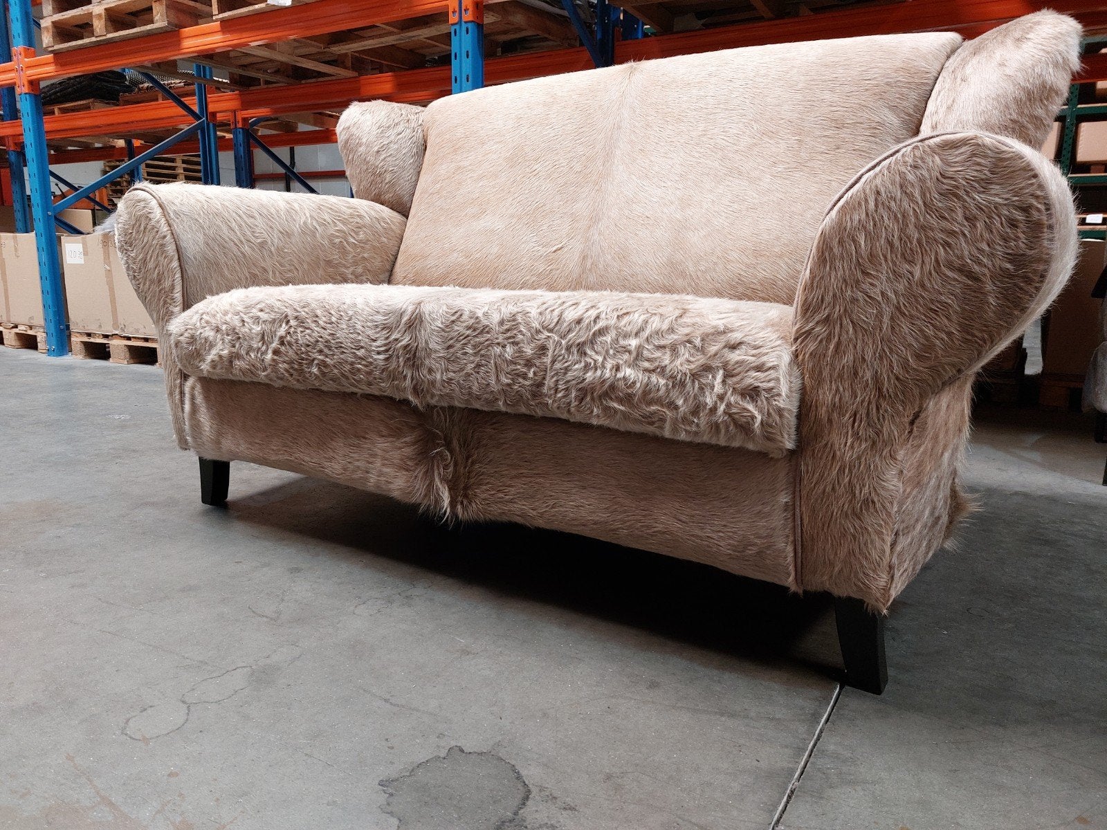Prachtige 2 zits Bank in Taupe Zuid-Amerikaanse Koehuid, Huis en Inrichting, Ophalen, Hout, Minder dan 75 cm, 150 tot 200 cm