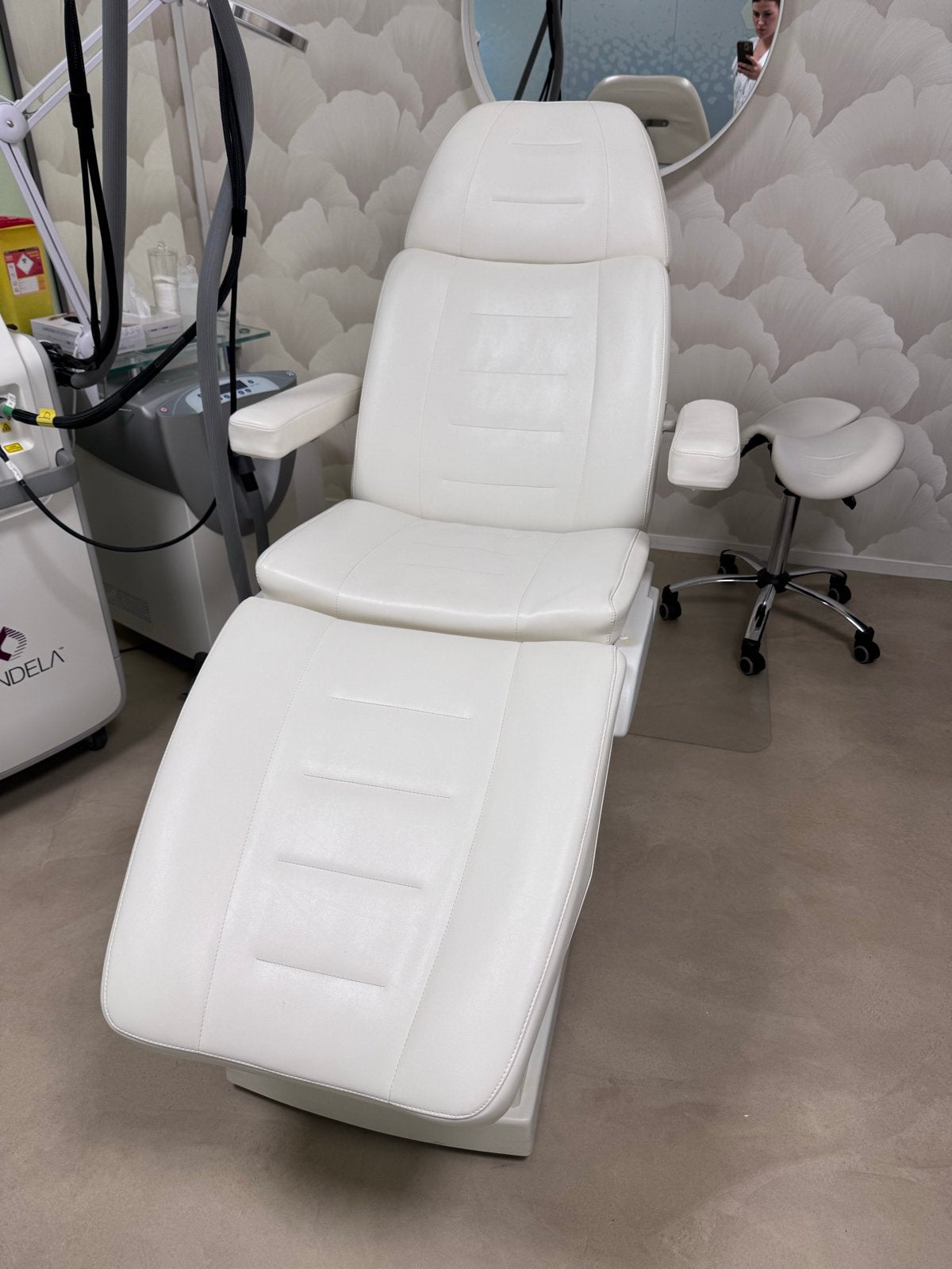 Mooie behandelstoel met tabouret voor salon of praktijk, Ophalen, Gebruikt