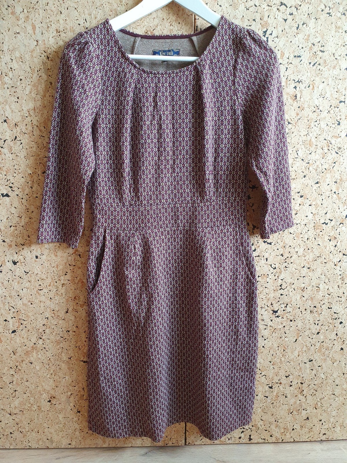 King Louie Mona jurk M grafisch bordeauxrood met glitter, Kleding | Dames, Maat 38/40 (M), Ophalen of Verzenden, Zo goed als nieuw