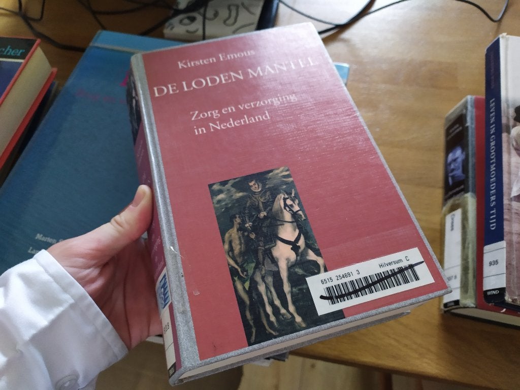 De loden mantel - Zorg en verzorging in Nederland, Ophalen of Verzenden, Gelezen