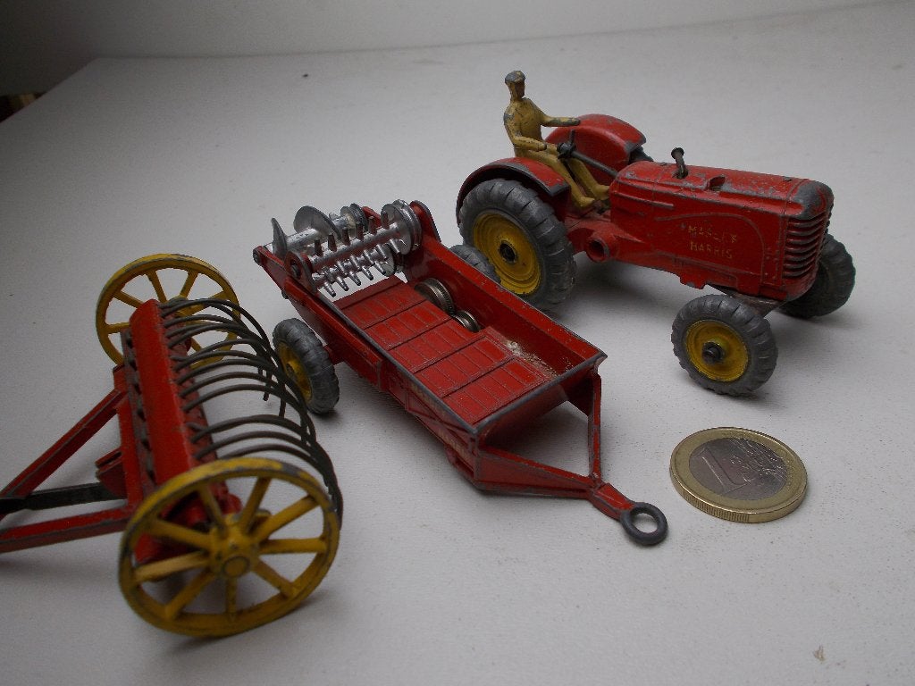 Jr 50. 3 x Dinky Toys FARM MODELLEN (Opknappers) 3 x 1 KOOP!, Ophalen of Verzenden, Gebruikt, Tractor of Landbouw, Dinky Toys