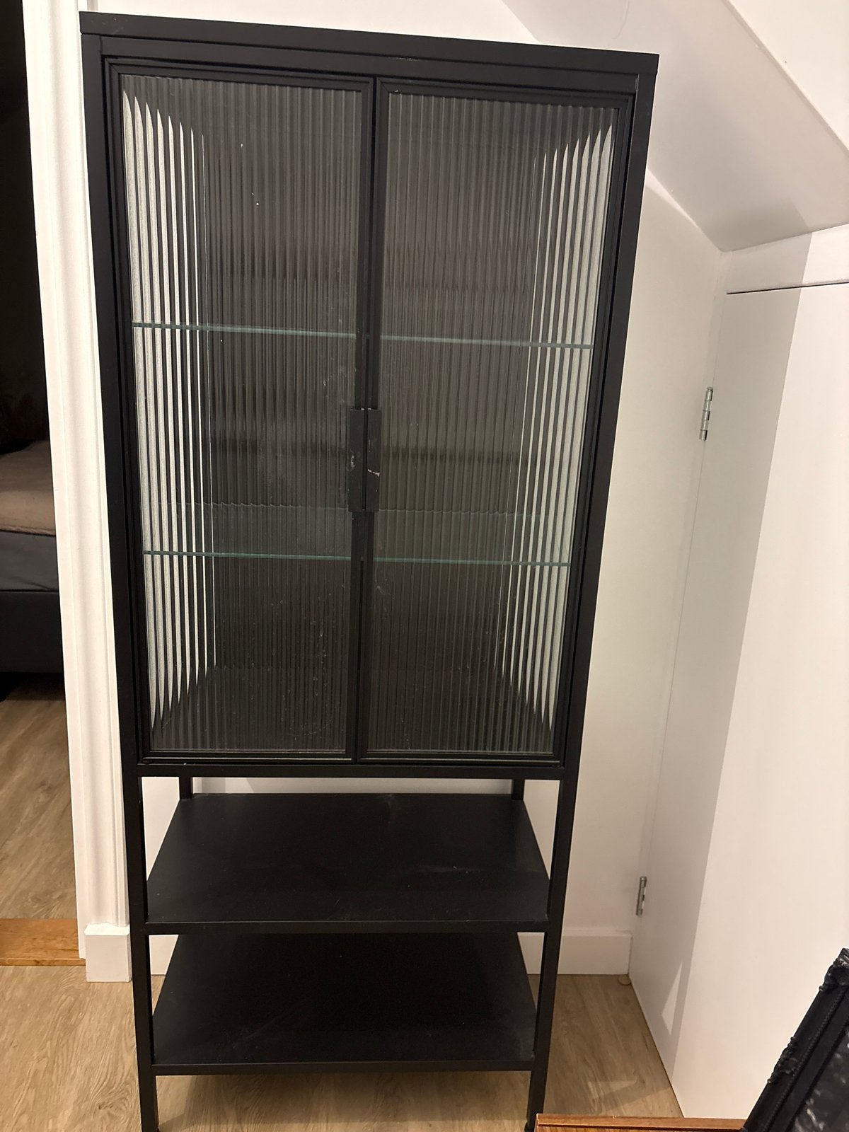 Zwarte vitrinekast met geribbeld glas en open vakken, Huis en Inrichting, Ophalen, Gebruikt, 50 tot 100 cm, Metaal