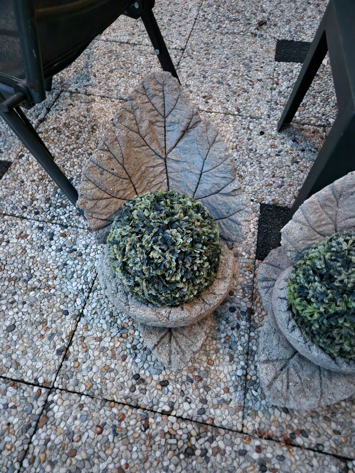 2 betonnen beelden met buxus plastic, Ophalen
