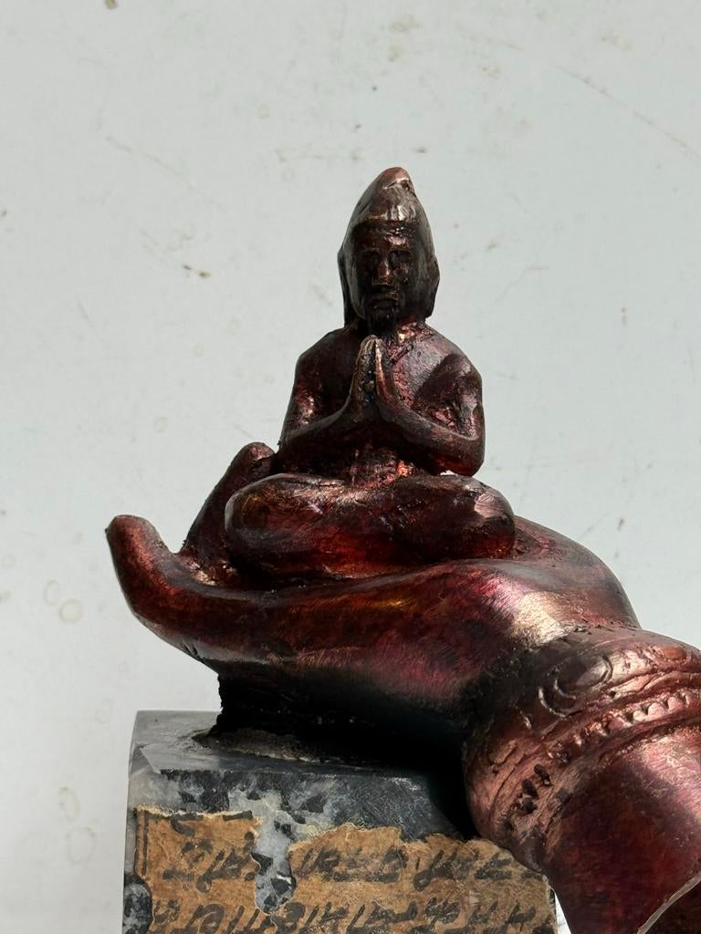 Oud bronzen beeldje op steen uit Burma, Ophalen of Verzenden