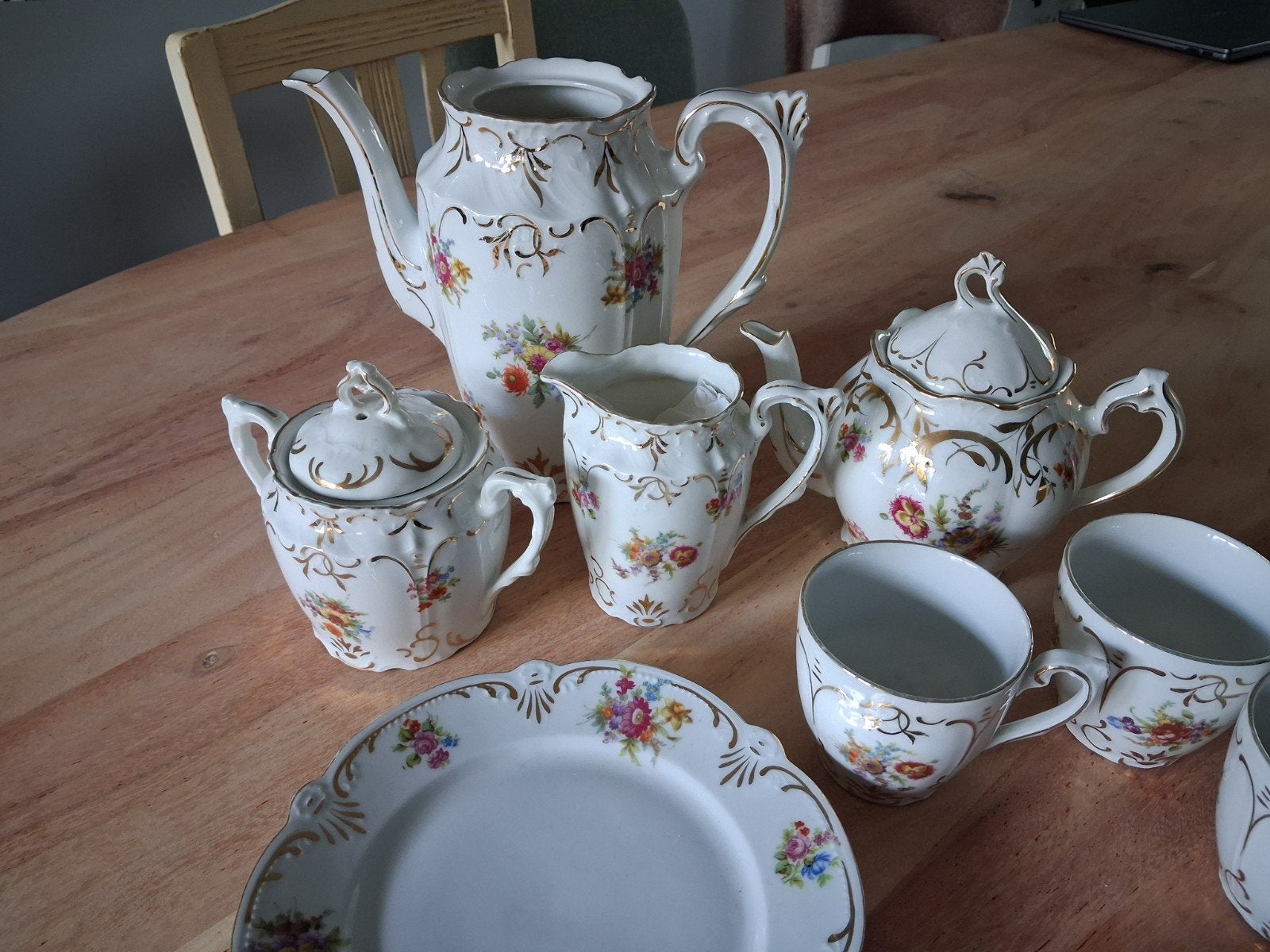 Brocante serviesset 38-delig met lief bloemdesign en goud, Ophalen