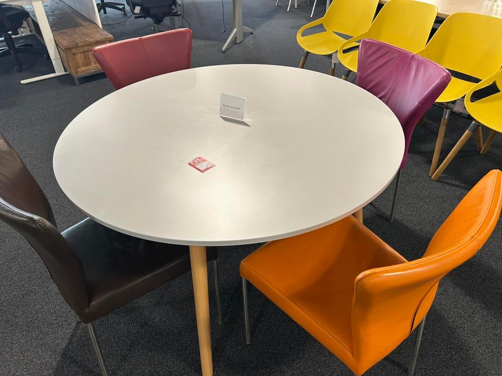Kantine tafel met 4 leren gekleurde stoelen. Set x2, Ophalen of Verzenden, Zo goed als nieuw, Vijf, Zes of meer stoelen
