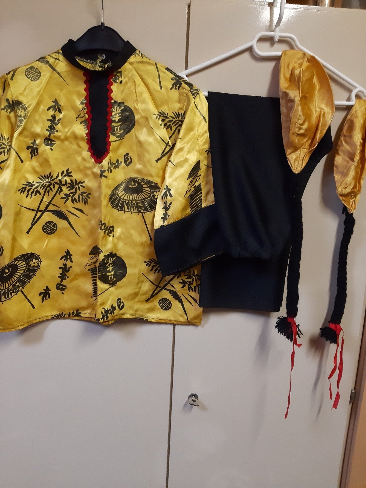 Chinees pakje maat 128 met broek, blouse en 2 hoedjes, Ophalen of Verzenden, Gebruikt, Jongen of Meisje