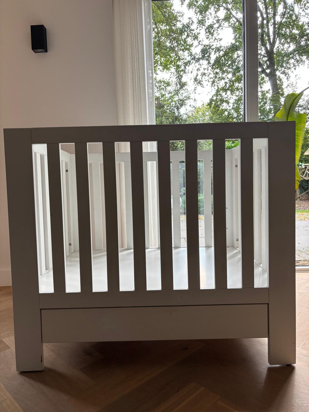 Babybox wit - hout - met lade - 104,5B x 84D x 91H, Kinderen en Baby's, Ophalen, Zo goed als nieuw, Lade