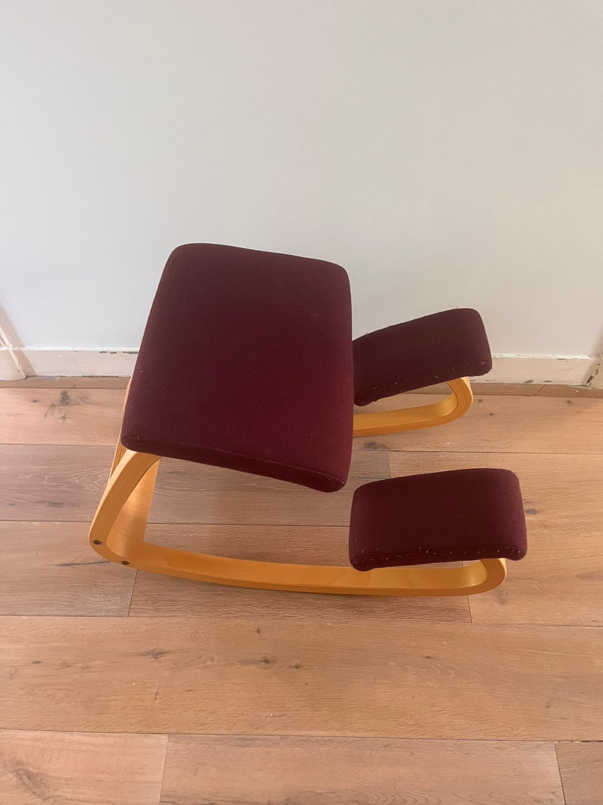 Ergonomische kniestoel Varier (aubergine), Ophalen, Gebruikt, Minder dan 50 cm