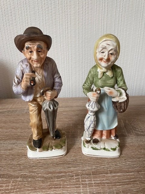 Beeldjes van Man met Pijp en Vrouw met Mandje, Ophalen of Verzenden