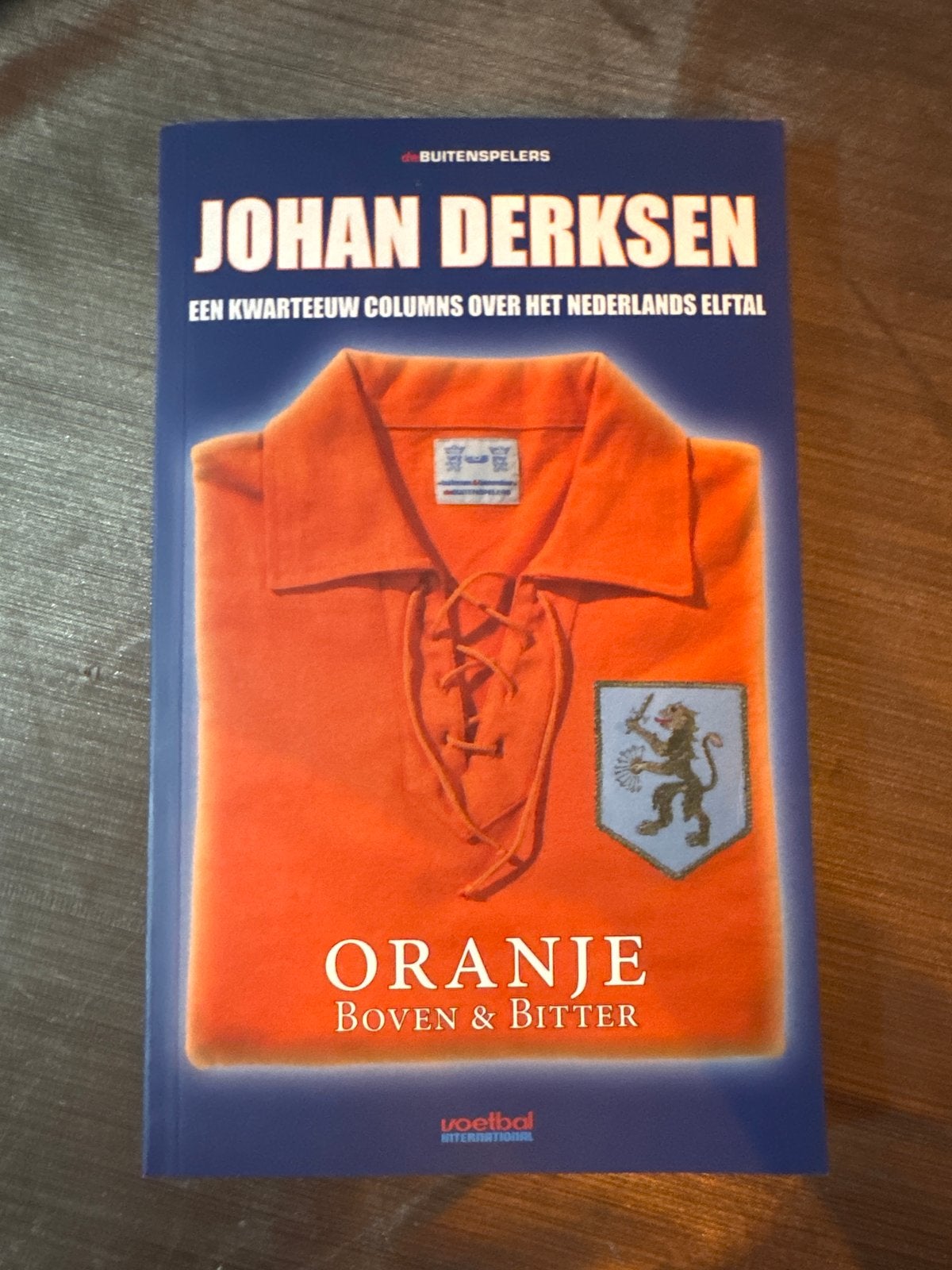Johan Derksen - Oranje Boven & Bitter (Voetbalboek), Ophalen of Verzenden, Zo goed als nieuw, Balsport