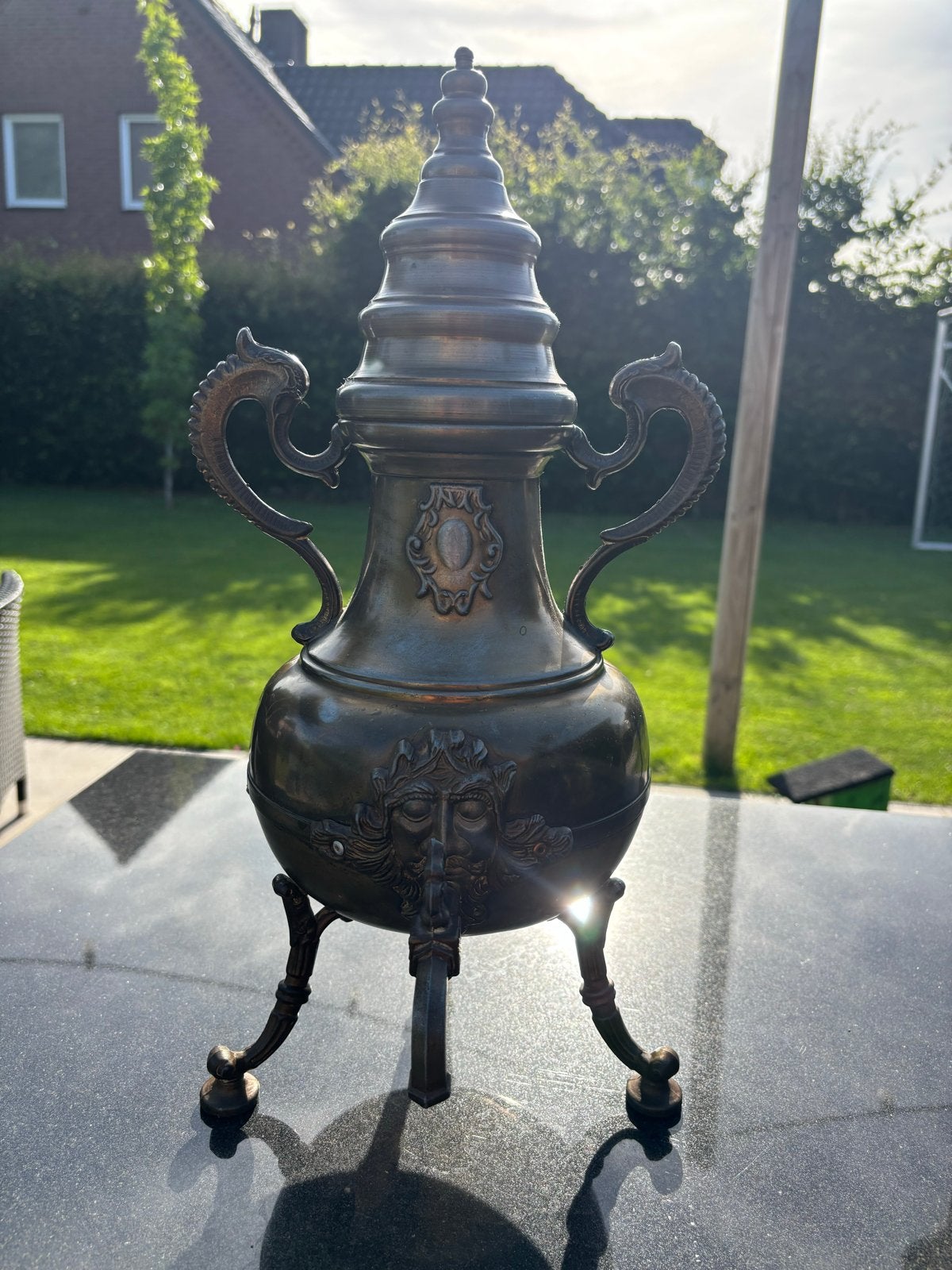 Antieke bronzen kan met decoratieve handvatten en kraan, Antiek en Kunst, Antiek | Koper en Brons, Ophalen, Brons