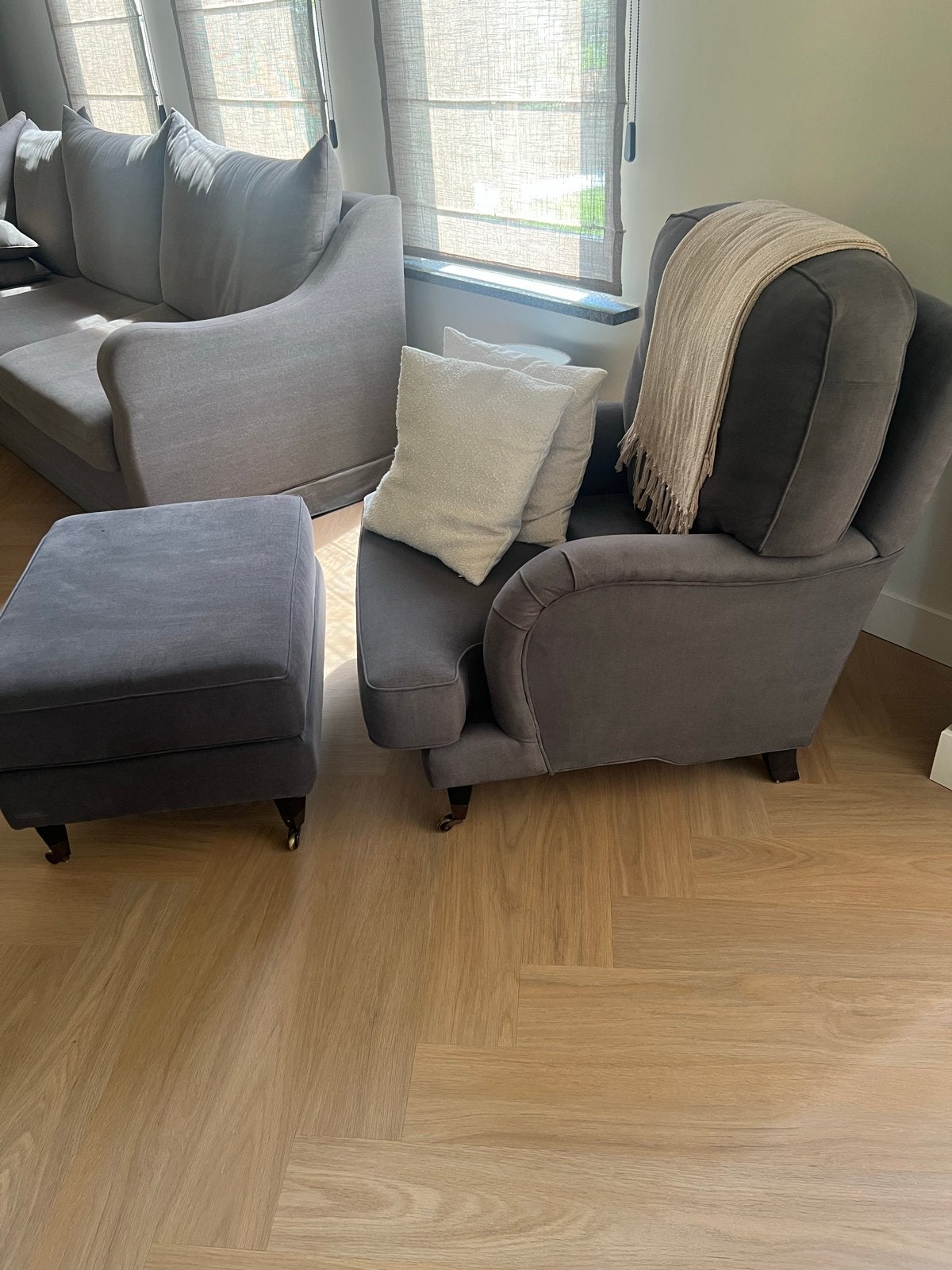 Comfortabele grijze fauteuil met poef van hoogehuys, Ophalen, Zo goed als nieuw, Stof, 75 tot 100 cm