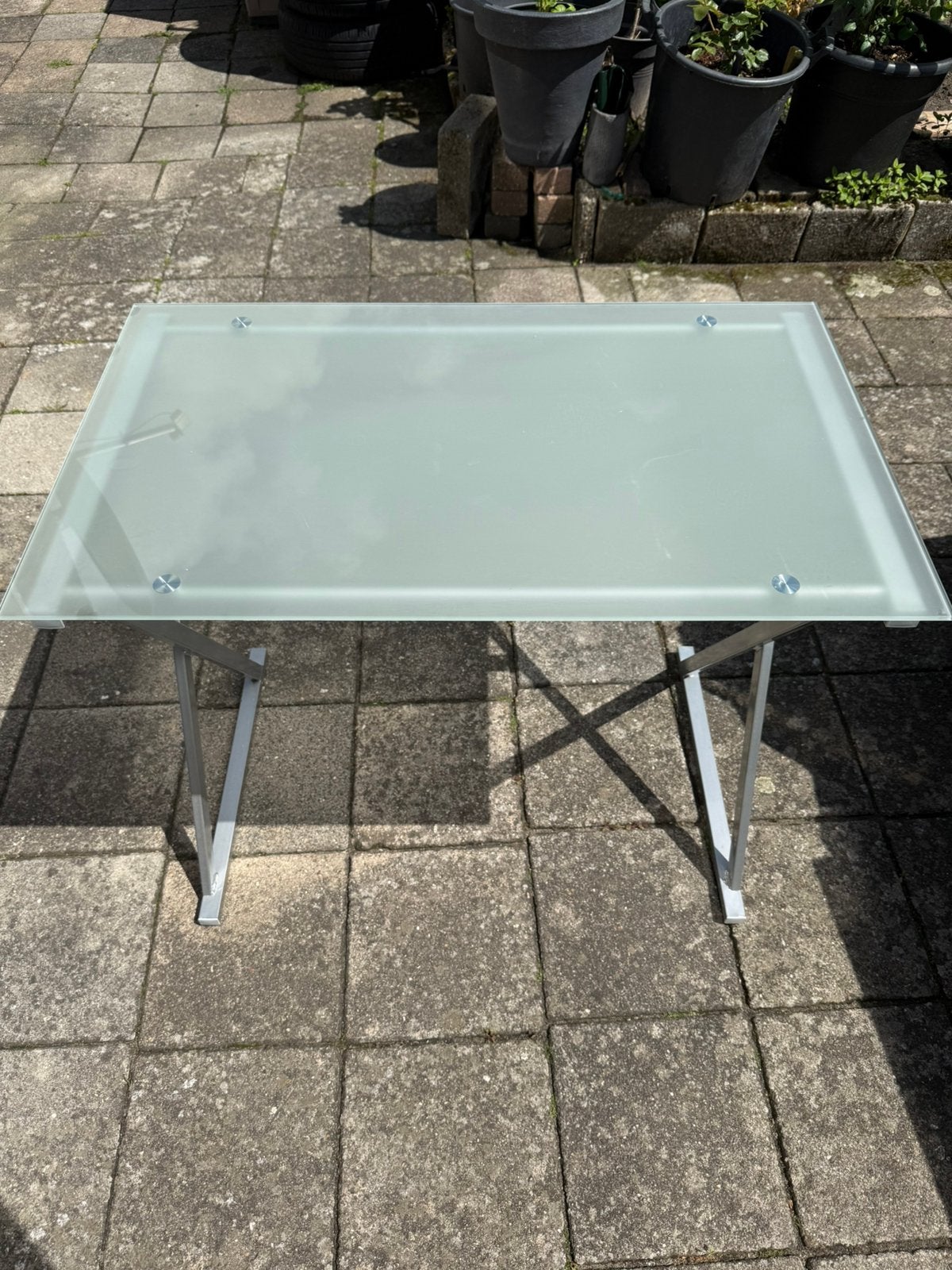 Glazen salontafel met metalen onderstel, Huis en Inrichting, Tafels | Salontafels, Ophalen, Gebruikt, 100 tot 150 cm, 50 tot 100 cm