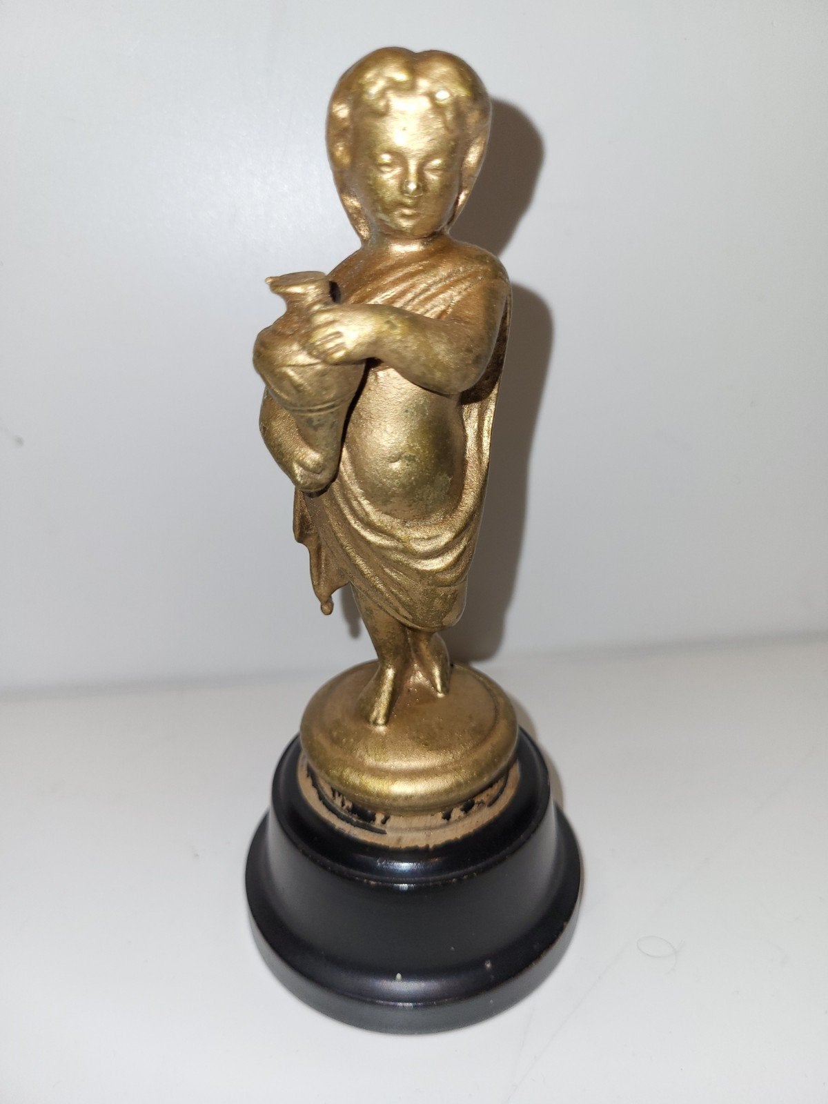 Antiek bronzen beeldje van jongen met kruik, Minder dan 20 cm, Gepatineerd, Ophalen of Verzenden, Brons