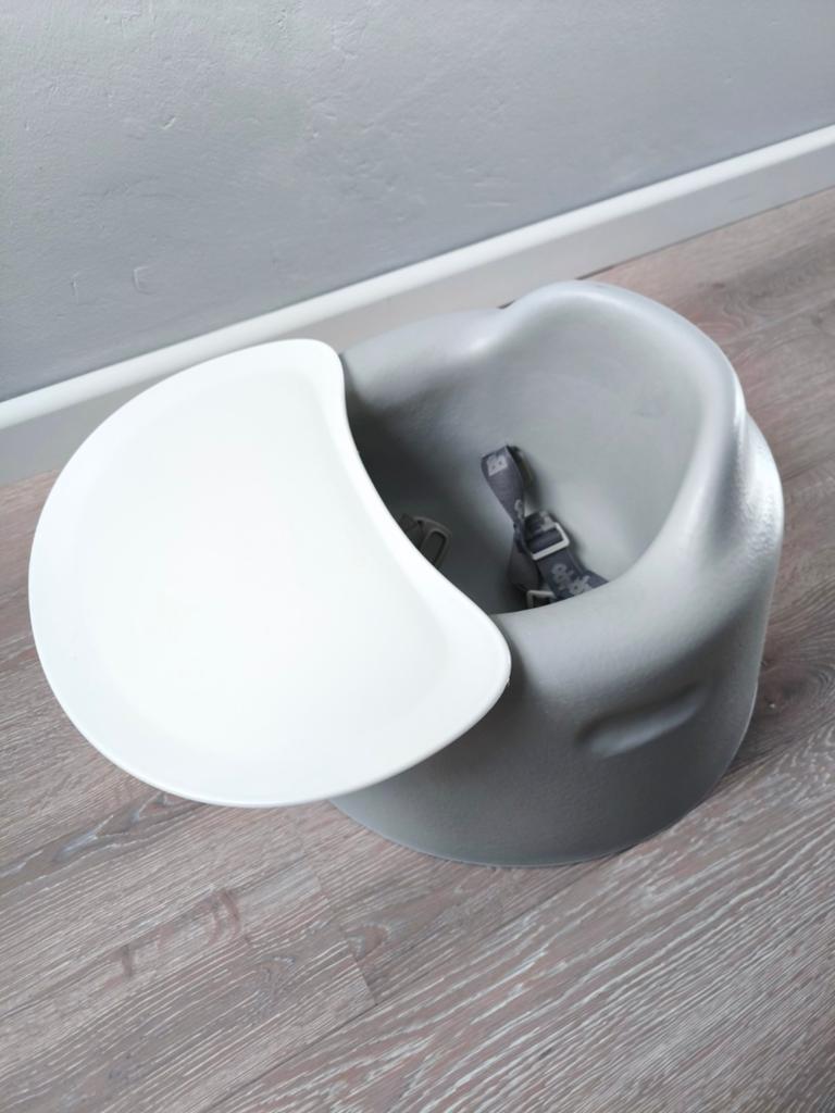 Bumbo stoel grijs met eetblad, Kinderen en Baby's, Kinderstoelen, Ophalen, Gebruikt, Overige typen, Gordel(s)
