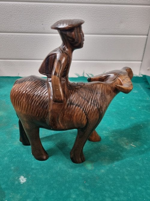 beeld hout waterbuffel met man antiek, Ophalen of Verzenden