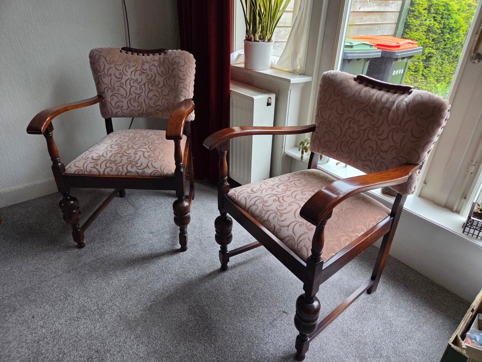 2x klassieke houten stoel, fauteuil, Huis en Inrichting, Stoelen, Ophalen, Gebruikt, Bruin, Twee