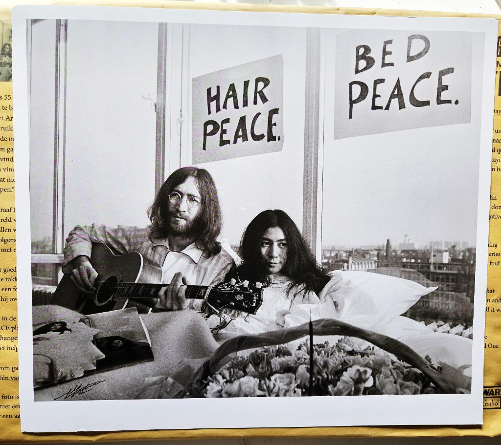 John Lennon en Yoko Ono in Hilton Amsterdam, 1960 tot 1980, Nieuw, Ophalen of Verzenden, Prent