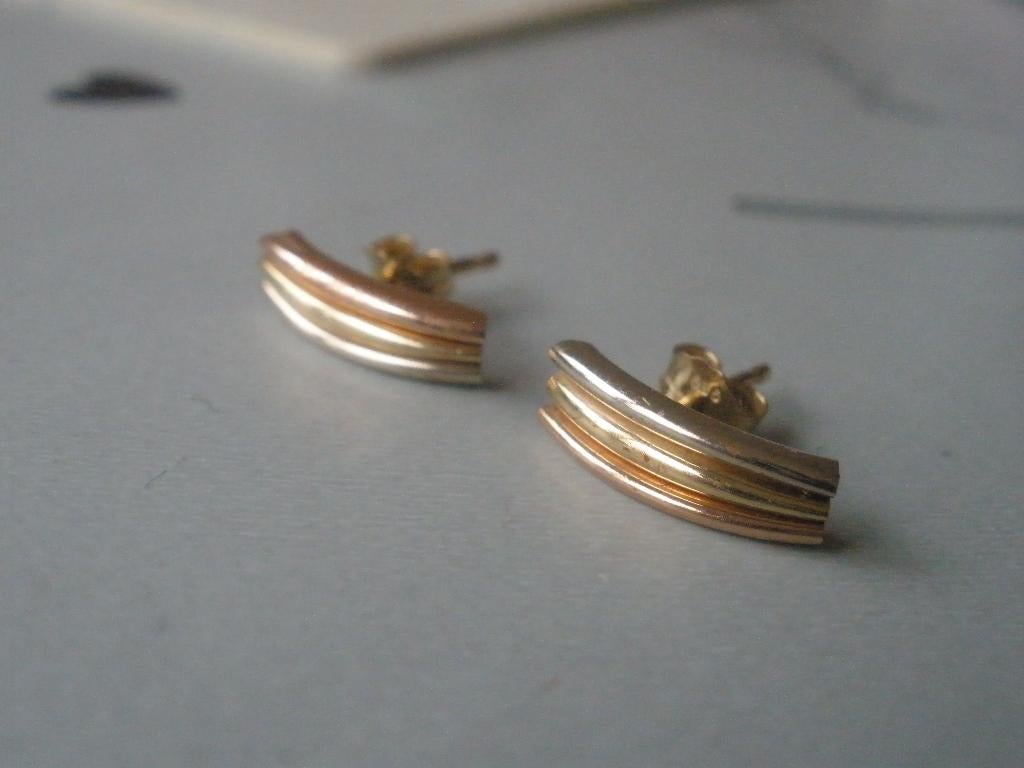 Tricolour Tijdloze 14 kar Gouden oorbellen Zeeuwse Boedel, Ophalen of Verzenden, Zo goed als nieuw, Knopjes of Stekers, Goud