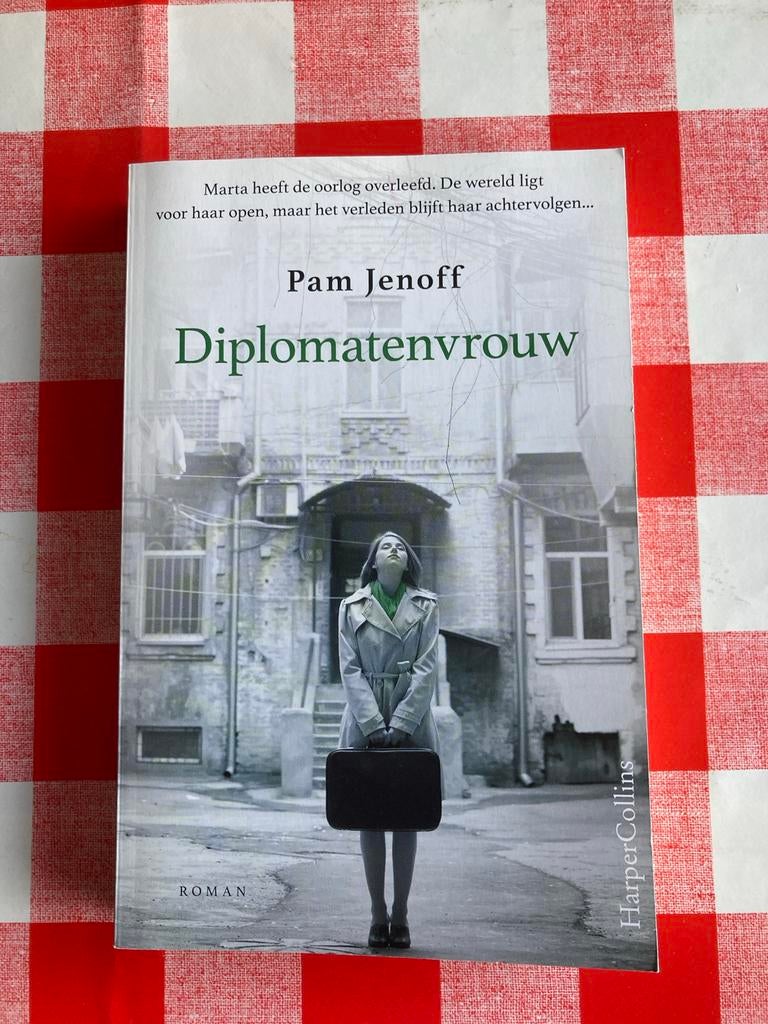 Diplomatenvrouw - Pam Jenoff - Roman, Ophalen of Verzenden, Zo goed als nieuw, Nederland