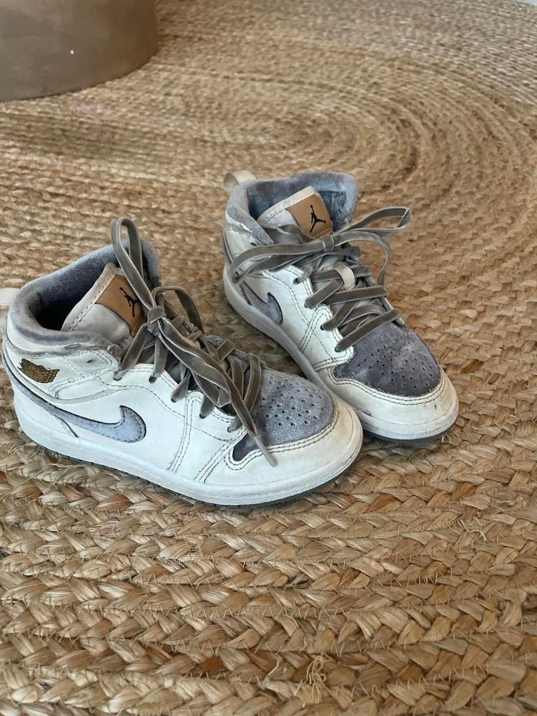 Nike Jordan maat 28 - Crème/Grijs, Ophalen of Verzenden, Gebruikt, Jongetje of Meisje, Schoentjes