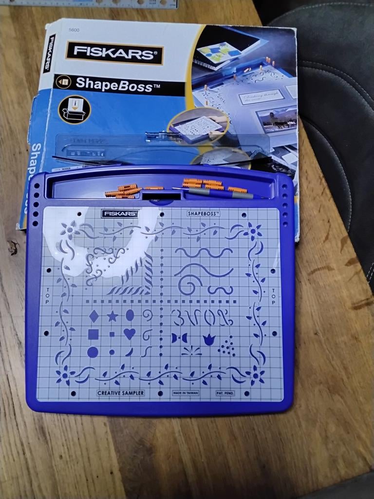 Fiskars ShapeBoss Embossing Set - Nieuwstaat, Hobby en Vrije tijd, Scrapbooking, Zo goed als nieuw, Frame of Mal, Ophalen of Verzenden