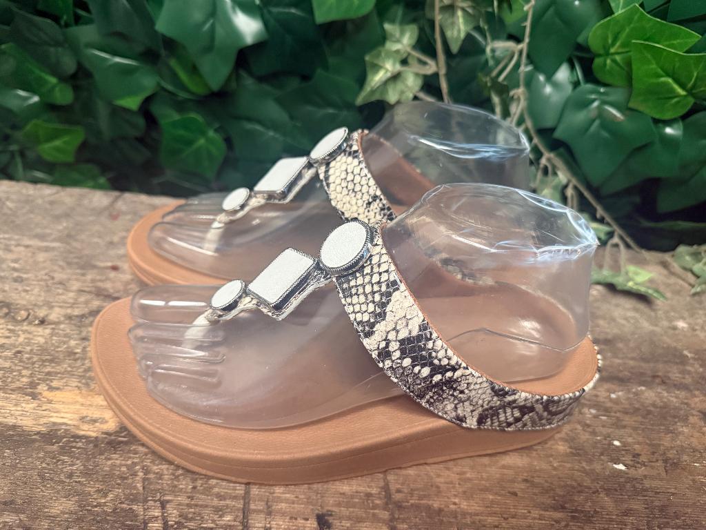 Nieuwe prachtige slippers van Fitflop maat 38, Kleding | Dames, Schoenen, Nieuw, Ophalen of Verzenden, Fitflop, Grijs