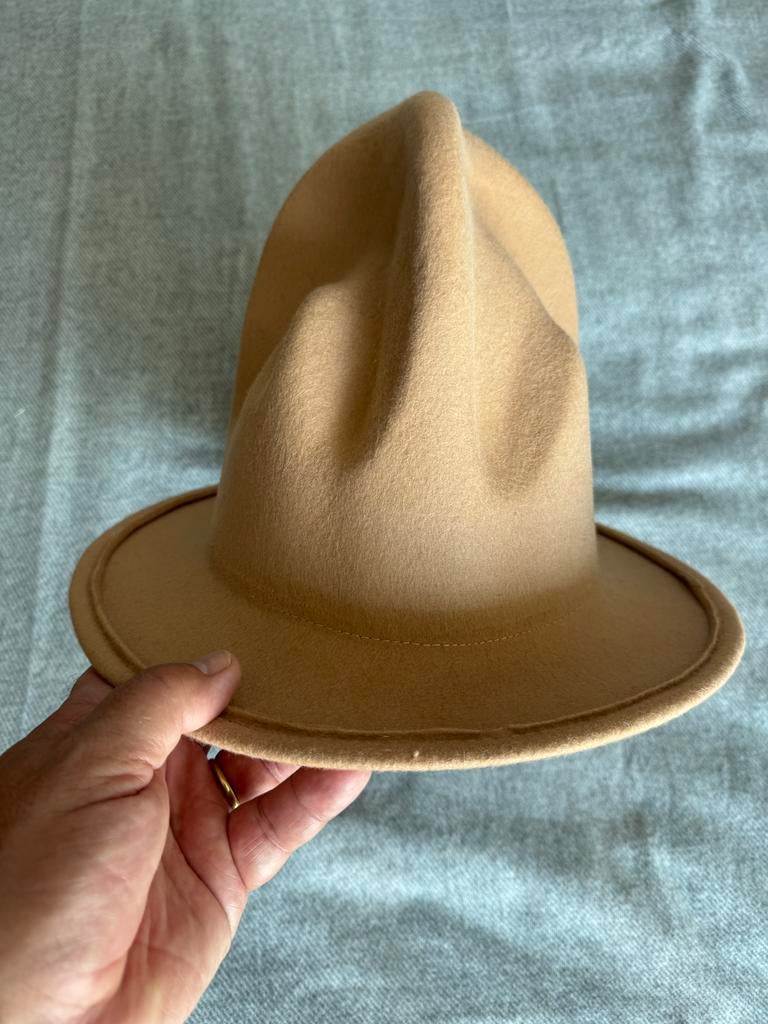 Beige wollen hoed - Vivienne Westwood stijl, Ophalen of Verzenden, Nieuw, One size fits all, Hoed