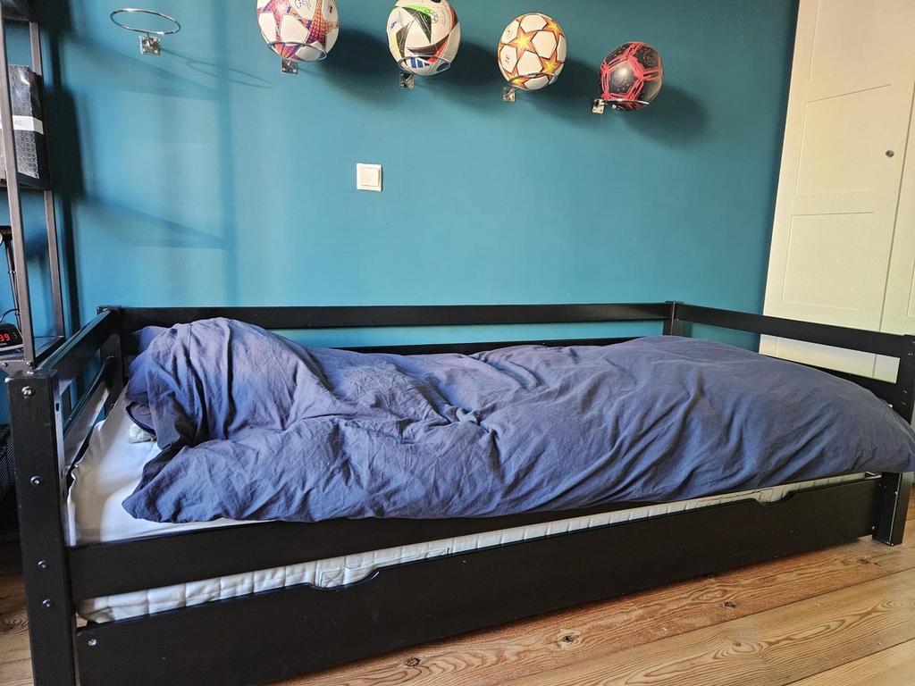 Houten bed 200x90 met logeerlade af te halen in Haarlem, Huis en Inrichting, Ophalen, Gebruikt, 90 cm, Eenpersoons
