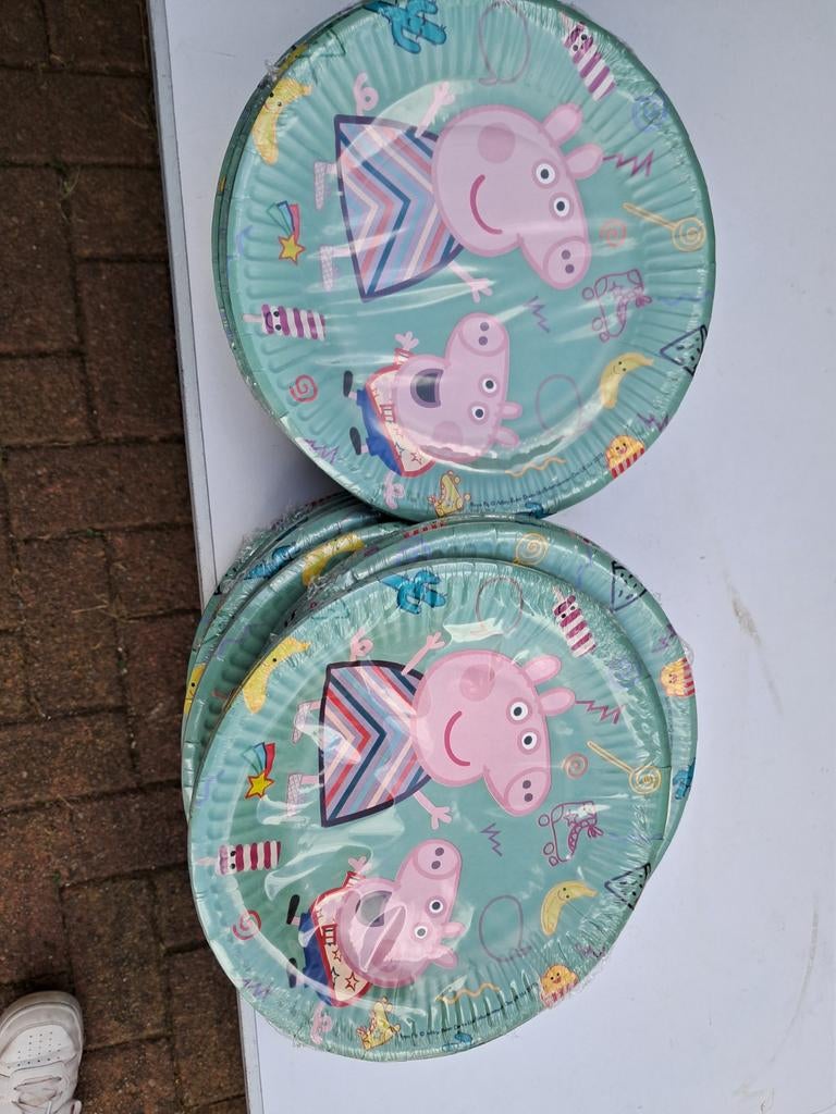 25 pakjes kartonnen bordjes Peppa pig, Ophalen