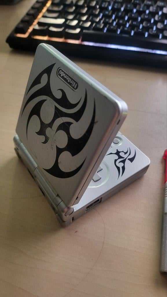 Gameboy Advance Tribal + 2 Pokémon Games + originele lader, Spelcomputers en Games, Spelcomputers | Nintendo Game Boy, Ophalen of Verzenden