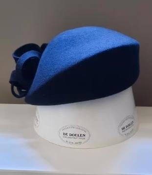 Donkerblauwe vilten winterse dop hoed feestelijk strass, Kleding | Dames, Hoed, Ophalen of Verzenden, Zo goed als nieuw, Rivian